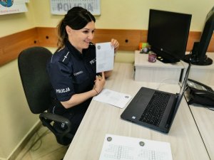 policjantka podczas spotkania online
