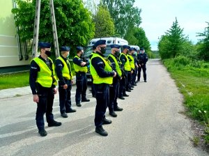 Policjanci stojący w dwuszeregu gotowi do poszukiwań