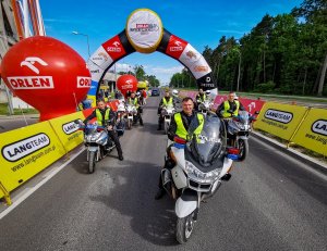 policjanci z białostockiej drogówki ustawieni na motocyklach na linii startu