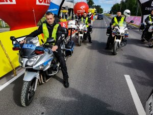 policjanci z białostockiej drogówki ustawieni na motocyklach na linii startu