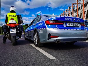 policjanci podczas zabezpieczenia wyścigu kolarskiego