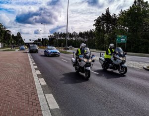 policjanci podczas zabezpieczenia wyścigu kolarskiego
