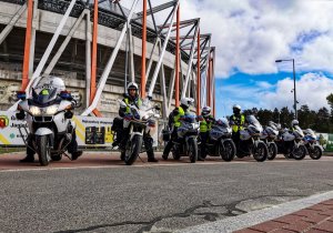 policjanci z białostockiej drogówki ustawieni na motocyklach przed stadionem w