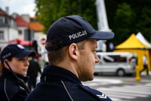 umundurowani policjanci w czapkach
