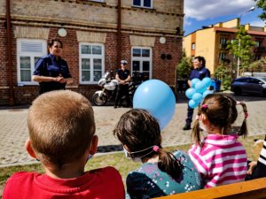 policjanci podczas spotkania z dziećmi z placówki opiekuńczo-wychowawczej w Białymstoku
