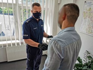 Komendant Miejski Policji w Białymstoku  składa serdeczne gratulacje policjantowi w cywilnych ubraniach