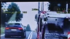 widok z nagrania kamery radiowozu, która zarejestrowała moment wyprzedzania pojazdu ciężarowego na podwójnej linii ciągłej oraz na wzniesieniu