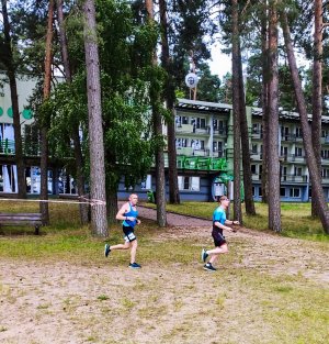 dwóch policjantów w ubraniach sportowych w trakcie biegu