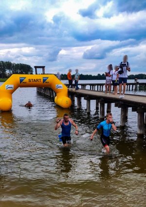 dwóch policjantów w sportowych ubraniach, którzy wychodzą z jeziora