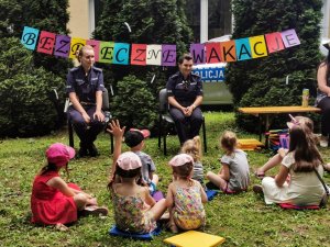 policjantki podczas spotkania z dziećmi