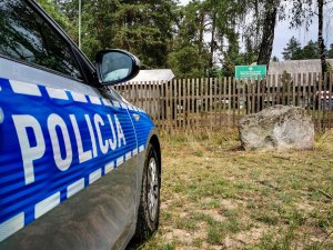 policjantka podczas spotkania z uczestnikami obozu harcerskiego