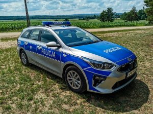 radiowóz zaparkowany przed miejscem, gdzie odbywają się obozy harcerskie
