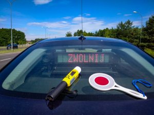 policyjny radiowóz, tarcza do zatrzymywania pojazdów i urządzenie do sprawdzania stanu trzeźwości kierowców