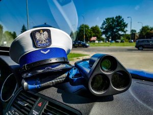 policyjna czapka i urządzenie do pomiaru prędkości pojazdów