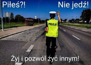 policjantka z ruchu drogowego z uniesioną prawa dłonią do góry. Napis : " Piłeś?!Nie jedź! Żyj i pozwól żyć innym!"