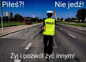 policjantka z ruchu drogowego z uniesioną prawa dłonią do góry. Napis : &quot; Piłeś?!Nie jedź! Żyj i pozwól żyć innym!&quot;