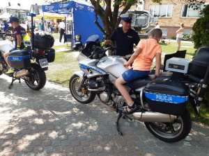 dzieci siedzące na motocyklach policyjnych