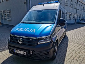 nowy policyjny radiowóz volkswagen crafter