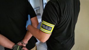 policjant kryminalny z żółtą opaską z napisem &quot;POLICJA&quot;