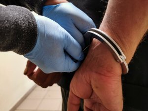 policjant blokuje kajdanki kluczykiem