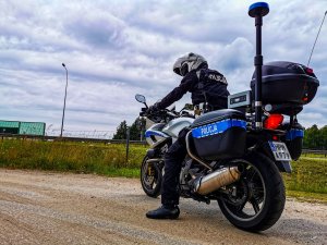 policjant na motocyklu służbowym