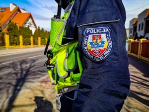 ręka policjanta z drogówki z naszywką wydziału ruchu drogowego komendy miejskiej policji w Białymstoku