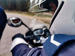 umundurowany policjant drogówki na motocyklu służbowym