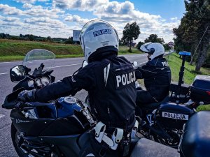 umundurowani policjanci na motocyklach służbowych