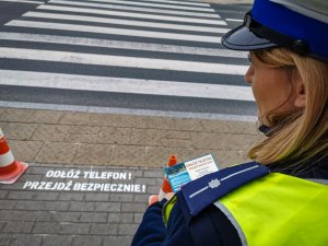 policjantka białostockiej drogówki w rejonie przejścia dla pieszych podczas tworzenia napisów