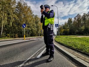 zdjęcia przedstawiające policjantów podczas pomiaru prędkości w rejonie przejścia dla pieszych w ramach działań &quot;Bezpieczny na drodze pieszy i rowerzysta&quot;