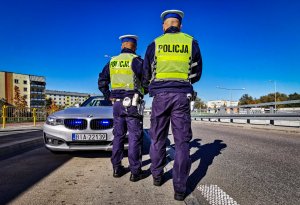 policjanci z białostockiej drogówki podczas kontroli pojazdu