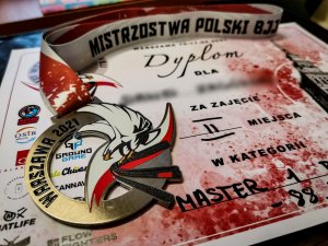 medal z Mistrzostw Polski oraz dyplom za zajęcie 2 miejsca w kategorii master 1 biały 88.3 kg