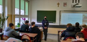 policjantka podczas przeprowadzania zajęć z młodzieżą