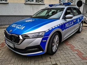 nowy policyjny oznakowany radiowóz