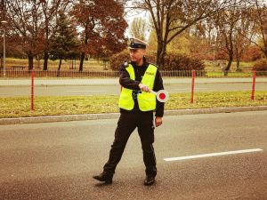 Policjant zatrzymujący tarczą kierowcę