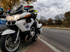 Policjant siedzący na motocyklu