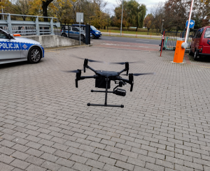 Unoszący się nad ziemią dron