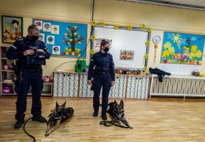policjanci z psami podczas spotkania z dziećmi
