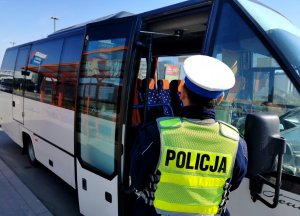 policjanci podczas kontroli autobusów