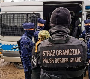 policjanci po zatrzymaniu nielegalnych imigrantów