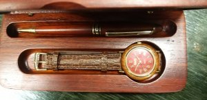 RZECZY ODNALEZIONE PRZEZ POLICJANTÓW - długopis wraz z zegarkiem w drewnianym etui.