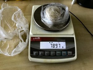 Narkotyki ułożone na wadze, wskazującej 78 gramów