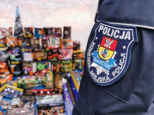 Naszywka Komenda Miejska Policji w Białymstoku w tle fajerwerki