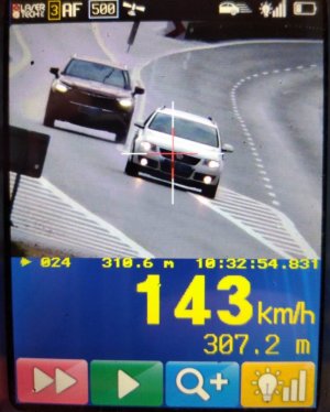 Zdjęcie wykonanego pomiaru prędkości na urządzeniu do pomiaru prędkości. Na wyświetlaczu wynik 143 kilometry na godzinę