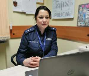 Policjantka siedząca przy komputerze.