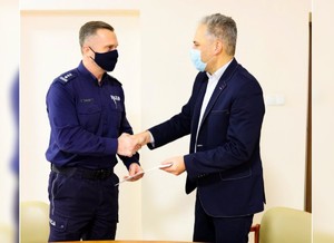 Uścisk dłoni Komendanta Miejskiego Policji i Dyrektora Zespołu Szkół