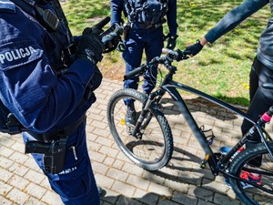 Policjanci sprawdzający rower w systemach
