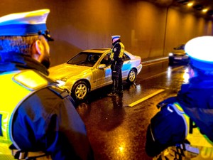 Policjanci badający trzeźwość kierowców.