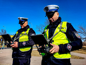 Dwóch policjantów obsługujący policyjnego drona.