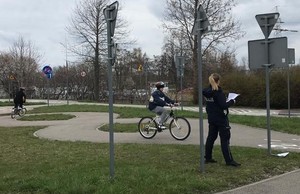 Policjantka egzaminująca rowerzystów.